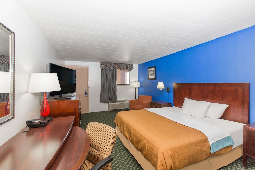 Travelodge by Wyndham Great Bend 12/32