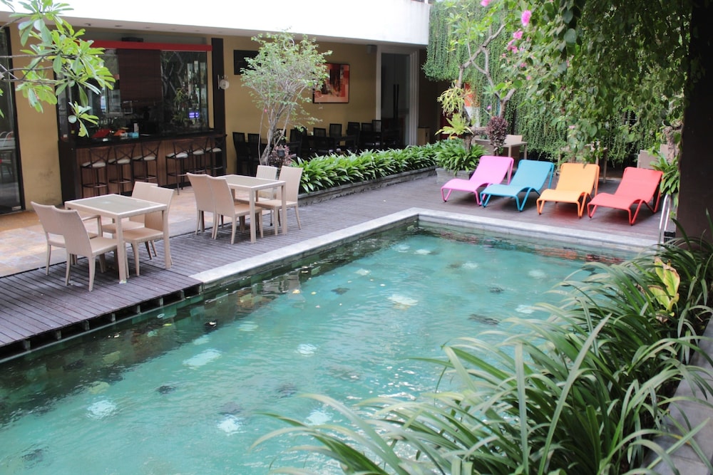 100 Sunset Hotel Kuta 59/66