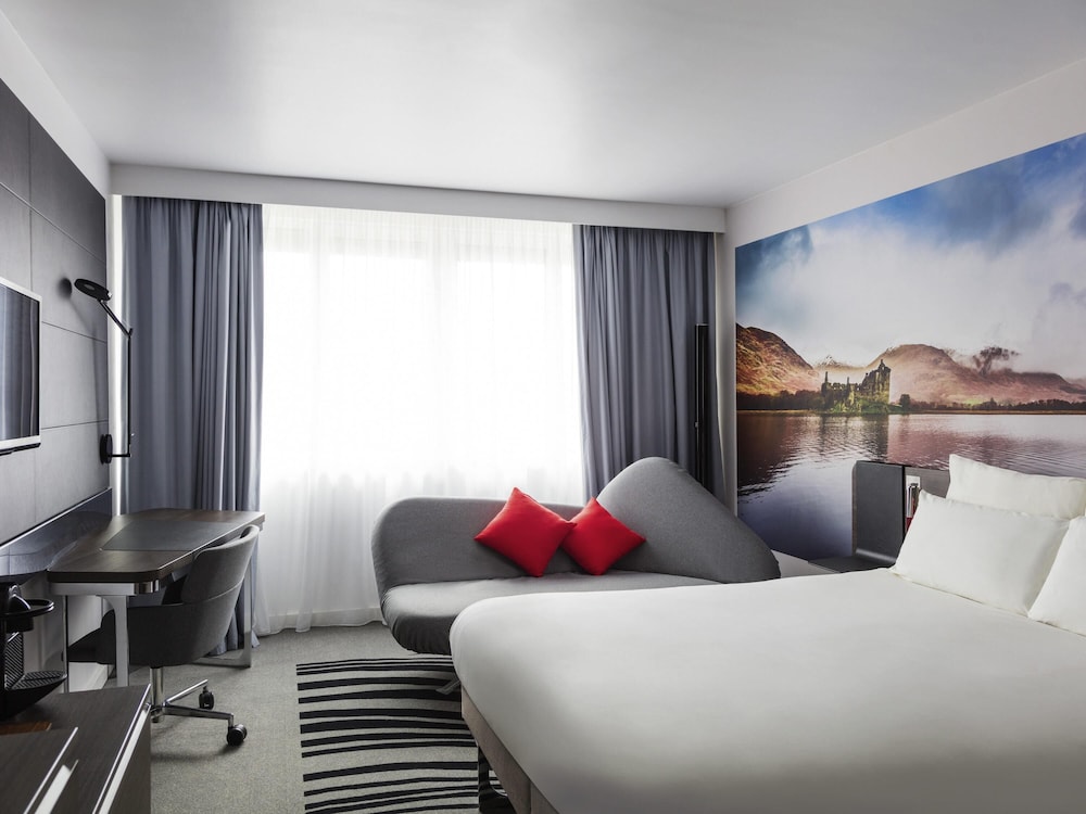EXECUTIVE, QUEEN BED, SOFA
