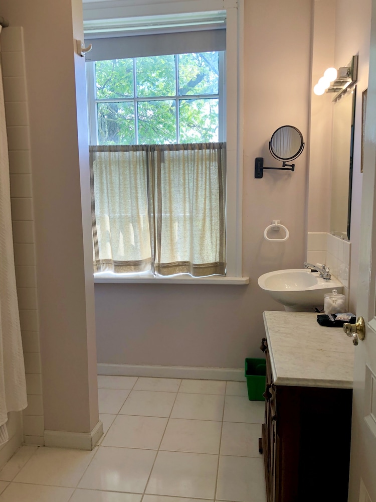 Rogues Harbor Inn 50/50