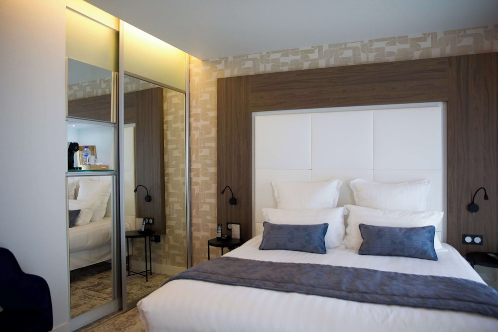 JUNIOR SUITE, KING BED