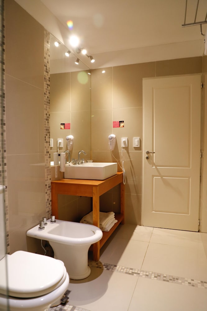 Howard Johnson by Wyndham Escobar Hotel 28/40
