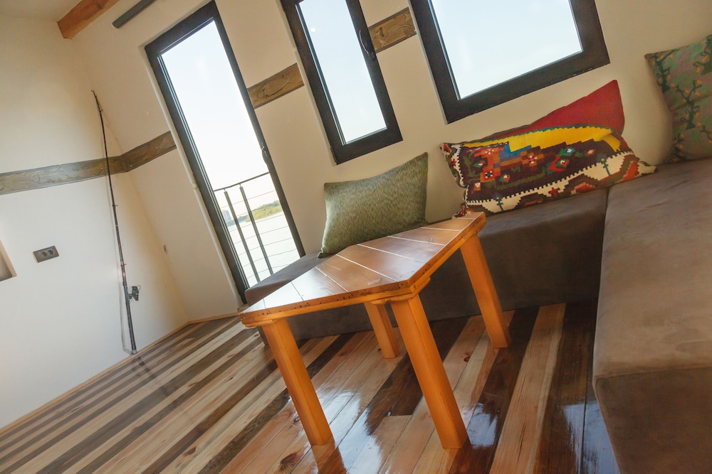 Arkabarka Floating Hostel And Apartments 63/83