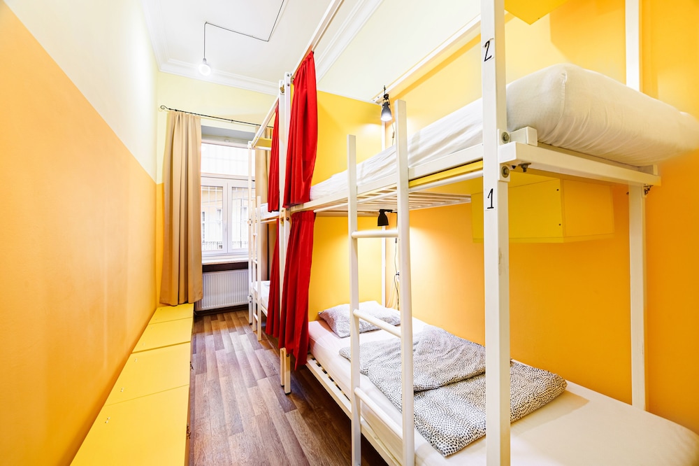 STUDIO, 1 DOUBLE AND 2 BUNK BEDS