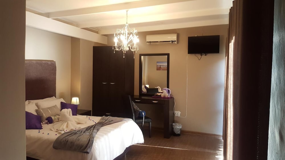 Luxury Heights Guesthouse 10/26