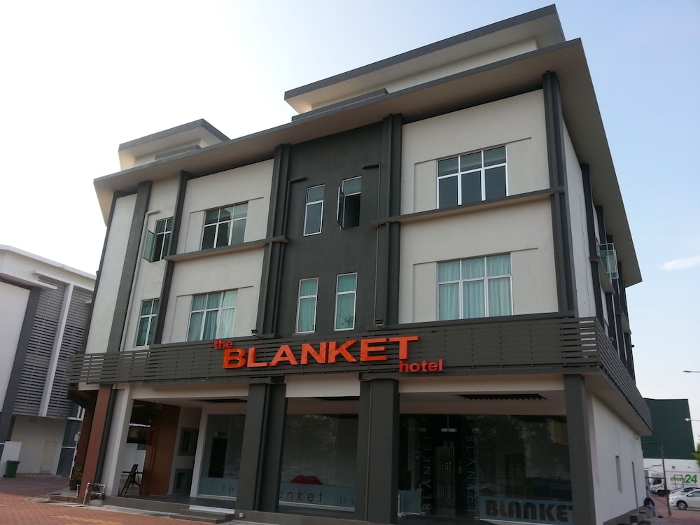 The Blanket Hotel 3/45