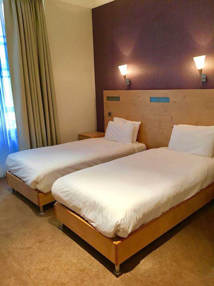 ROOM, TWIN BEDS