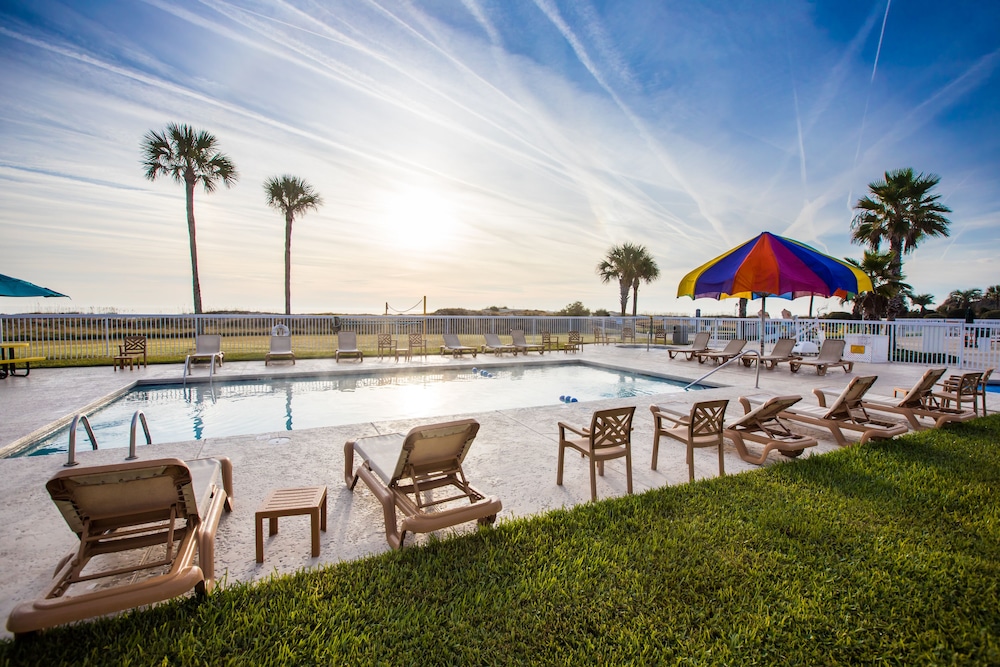 Days Inn & Suites By Wyndham Jekyll Island 51/58