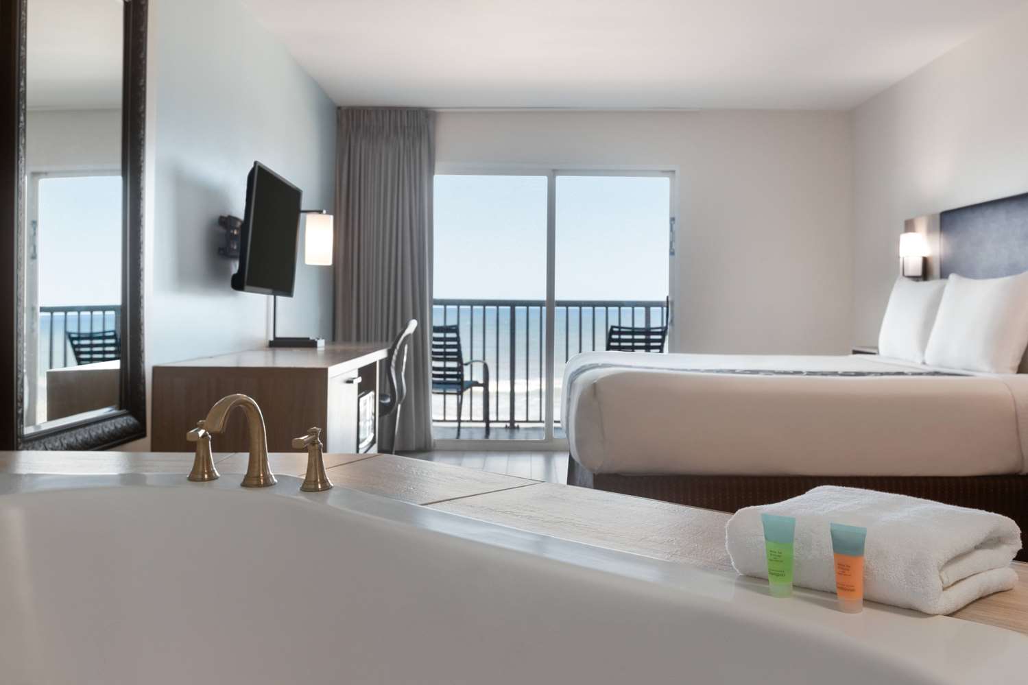 La Quinta Inn & Suites by Wyndham Oceanfront Daytona Beach 9/23