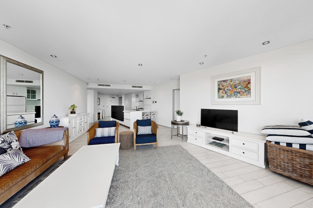 Ambience on Burleigh Beach 33/49
