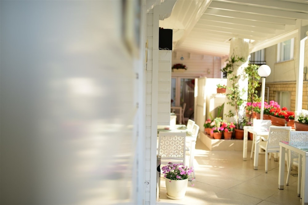 White Palace Otel 46/50