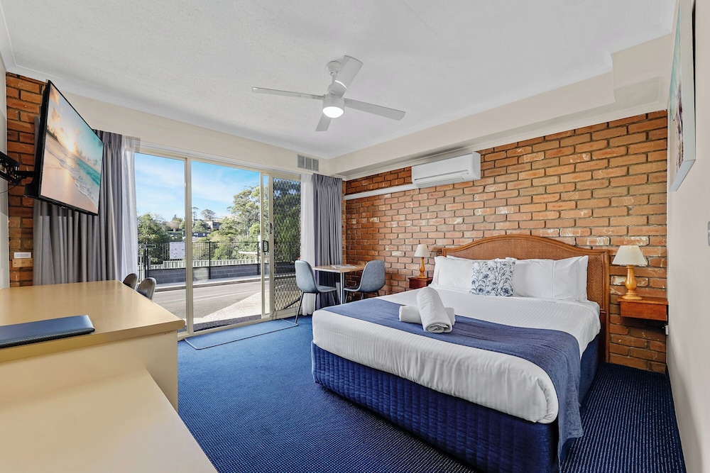 Family Suite, Queen and Twin Beds, Pool Side