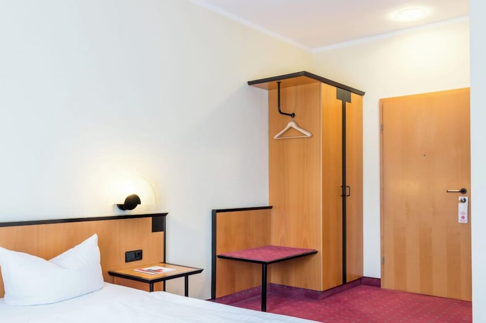 Azimut Hotel Dresden 34/66