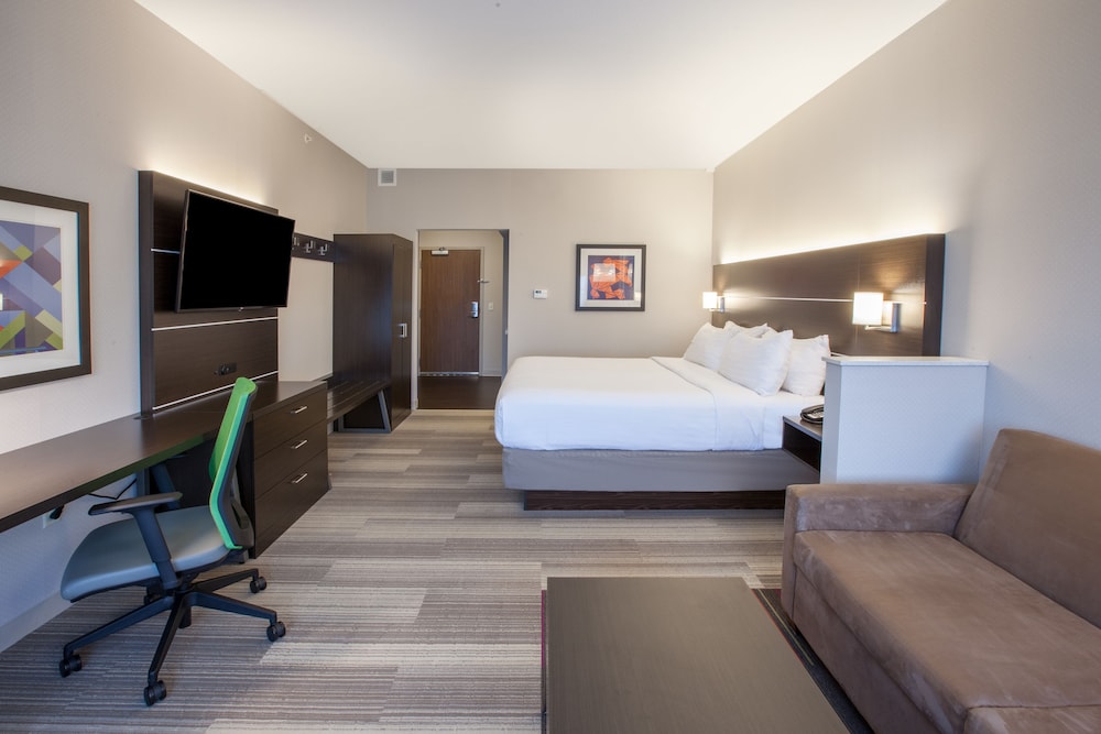 HOLIDAY INN EXPRESS & SUITES INDIANAPOLIS NE - NOBLESVILLE 17/66