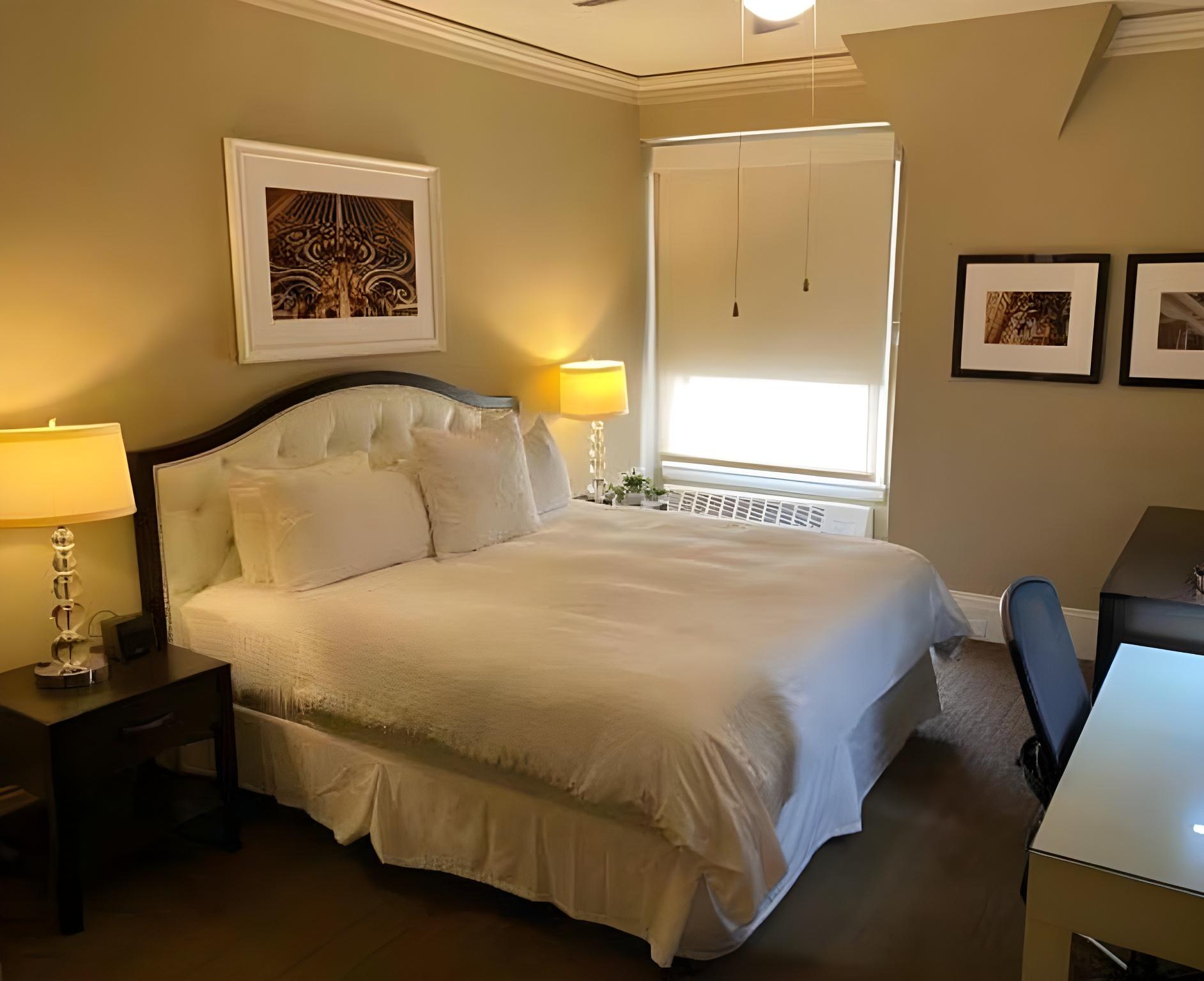 Royal Court, Queen Bed