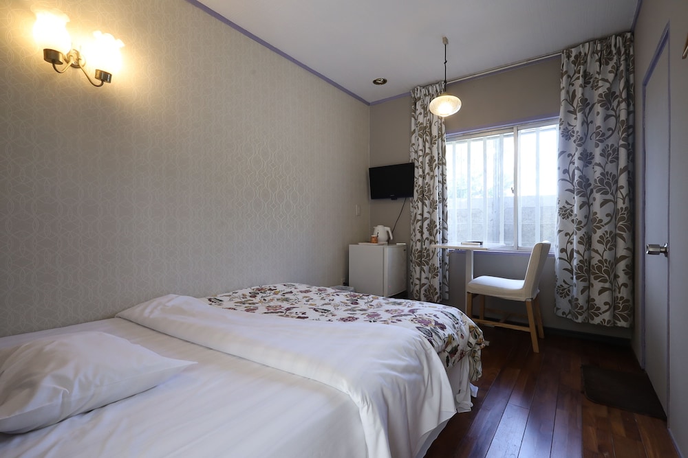 ROOM, SINGLE