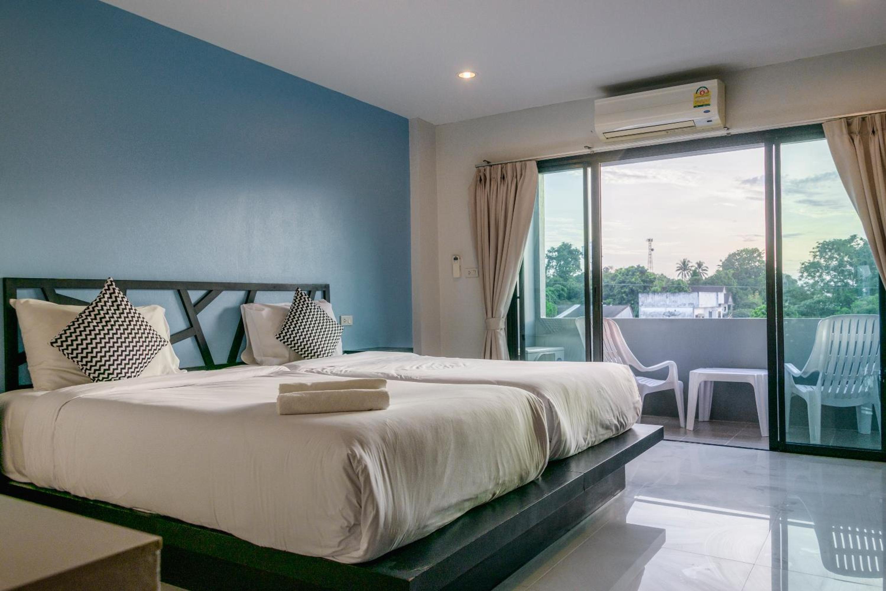 Room, Twin Beds, City View