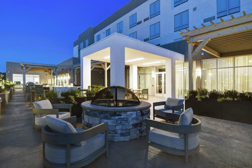 Courtyard Hamilton 25/43