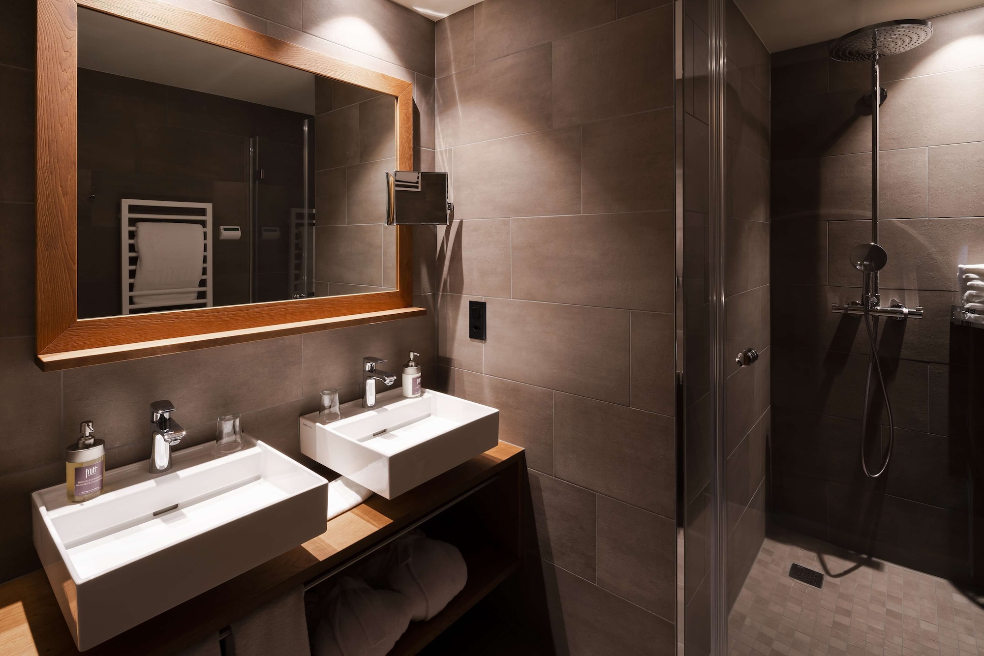 غرفة بسرير مزدوج بإطلالة على الجبل، Frutt Resort 5/5