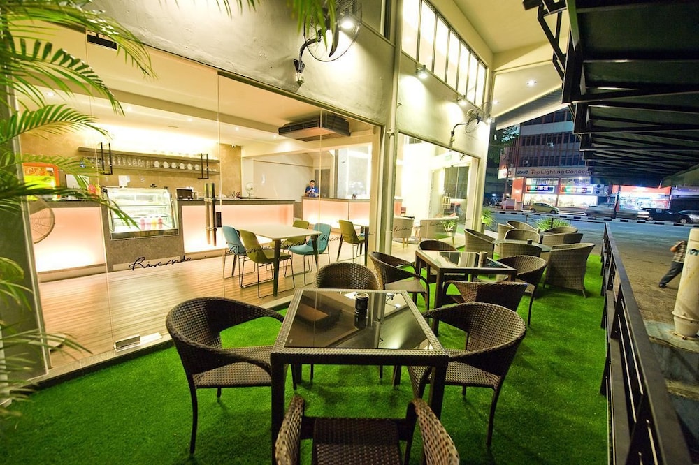 Riverside Boutique Guesthouse 22/24