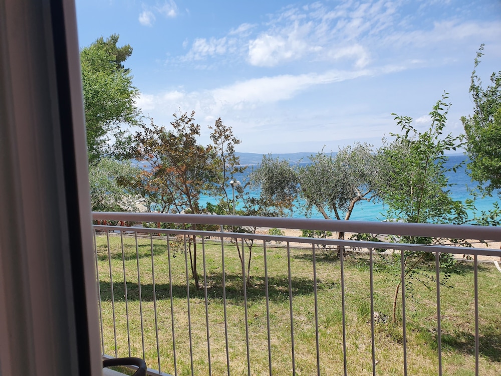 BRZET HOTEL OMIS 47/50