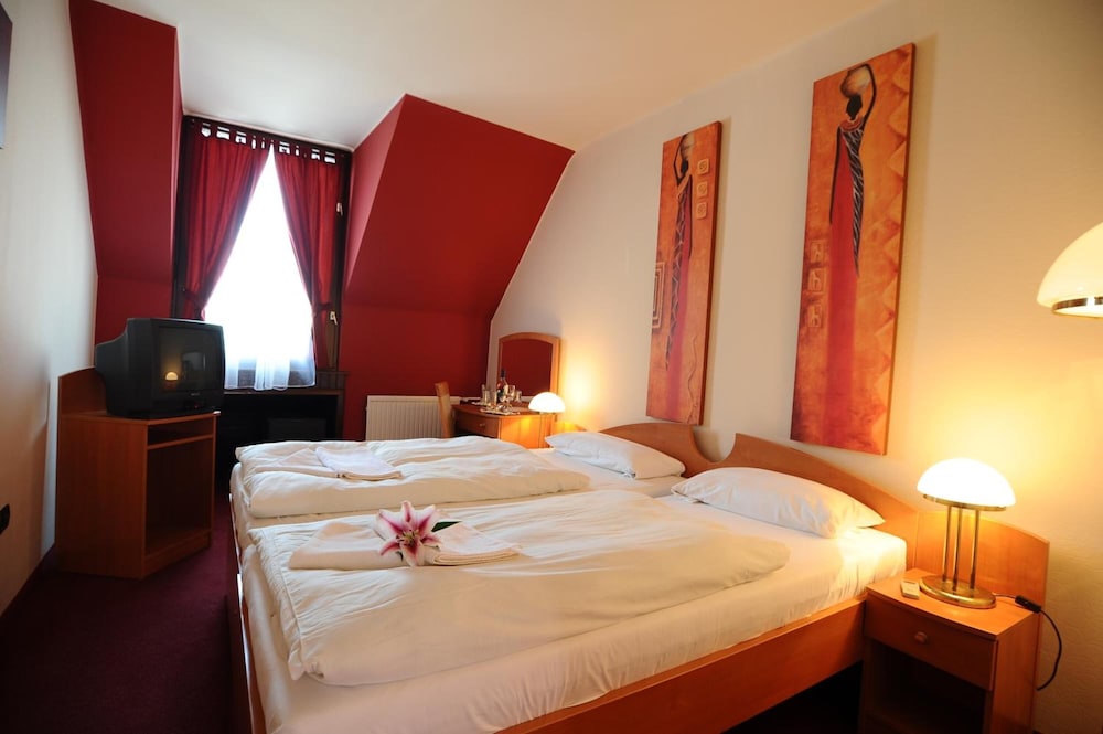 Minaret Hotel 11/50