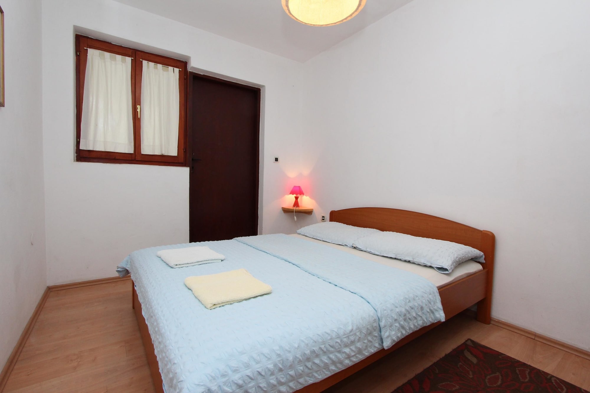 شقة بسريرين مزدوجين بغرفتي نوم مع أريكة