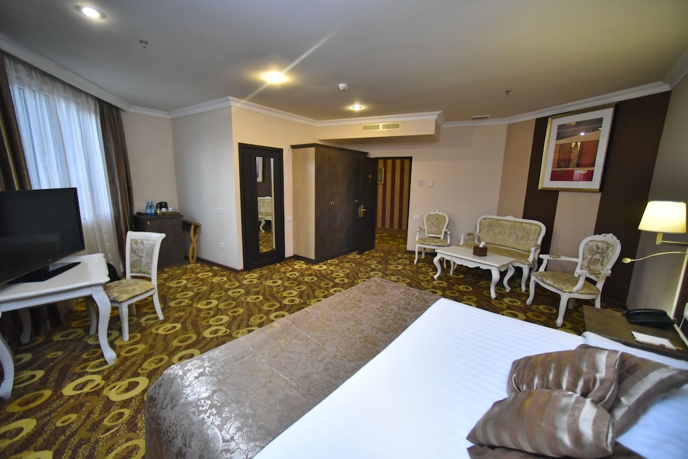 IMPERIAL PALACE HOTEL 12/73