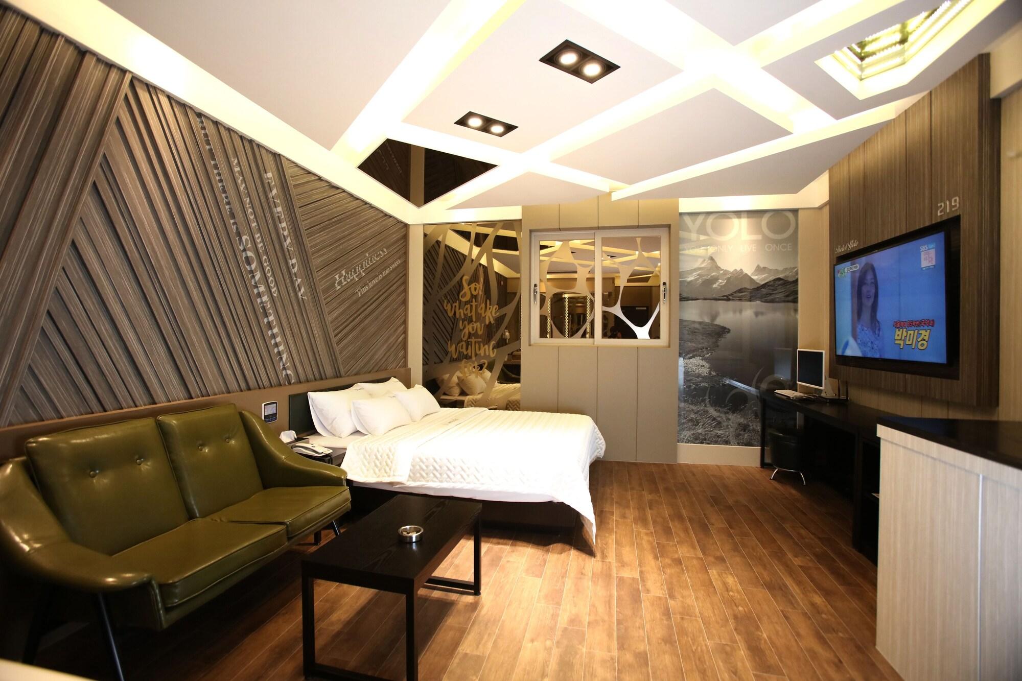 Hotel Yolo 50/53