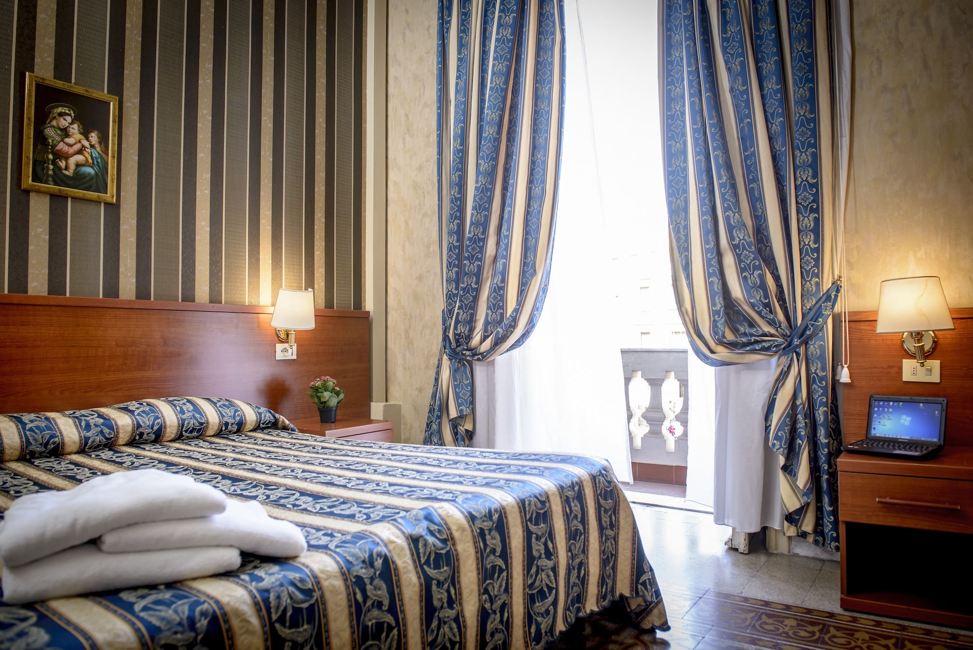 ROOM, DOUBLE OR TWIN BED