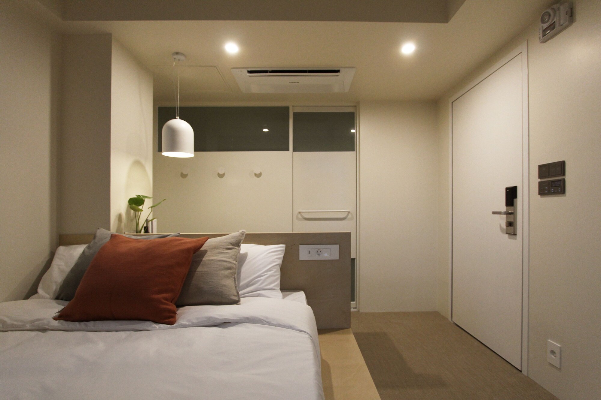 ROOM, DOUBLE BED