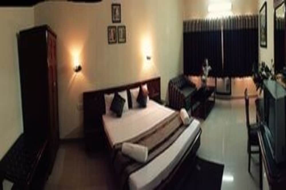 AIRPORT HOTEL. 38/56