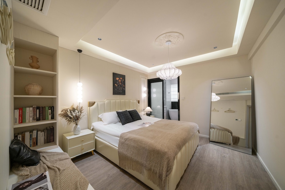 2 Bedrooms, Senior, Apartment, 1 Queen and 2 Double Beds, Bathtub، Book and Bed-People's Square 9/10