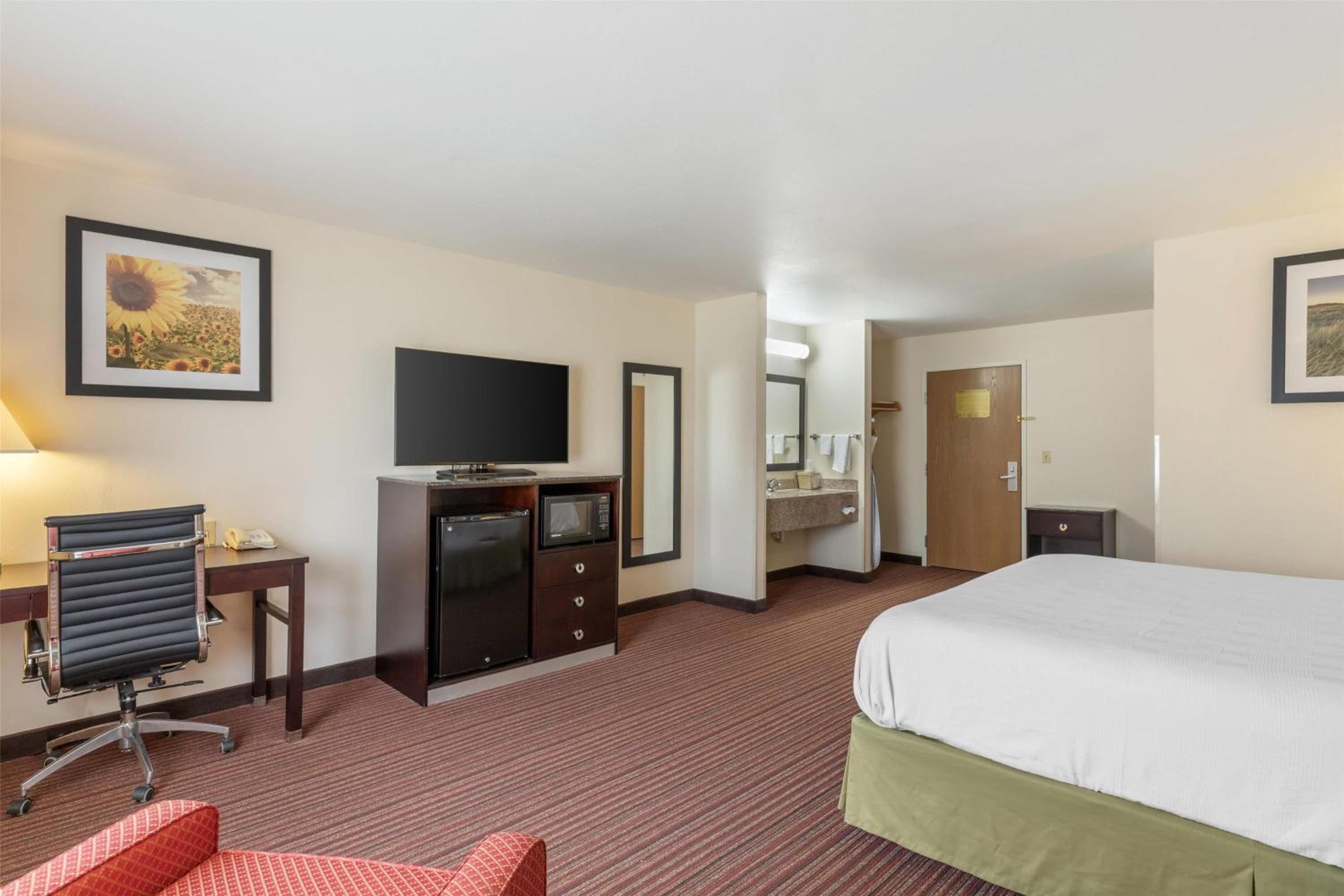 غرفة بسرير كينج بجاكوزي، Best Western Parsons Inn 2/4