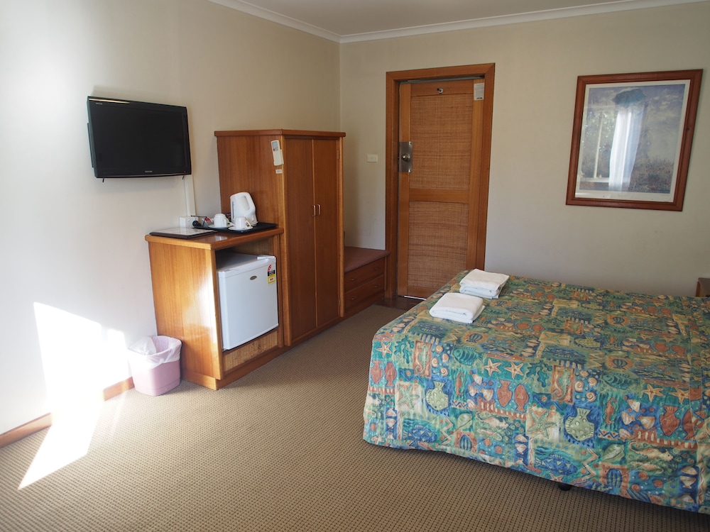 ASCOT MOTOR INN 12/32