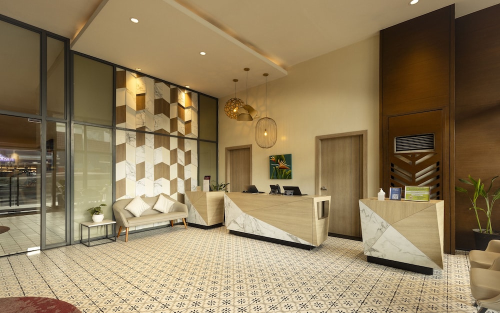 Summit Hotel Greenhills 9/61