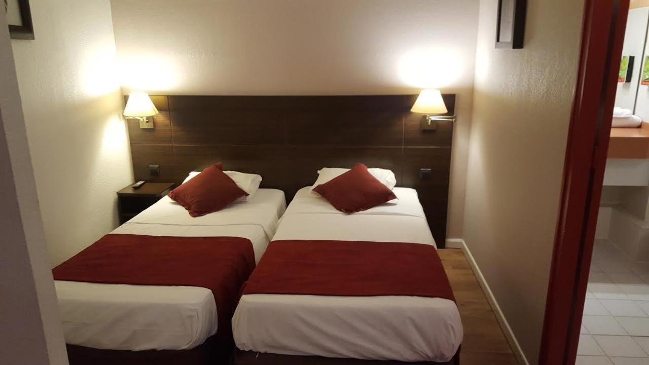 ROOM, TWIN BEDS
