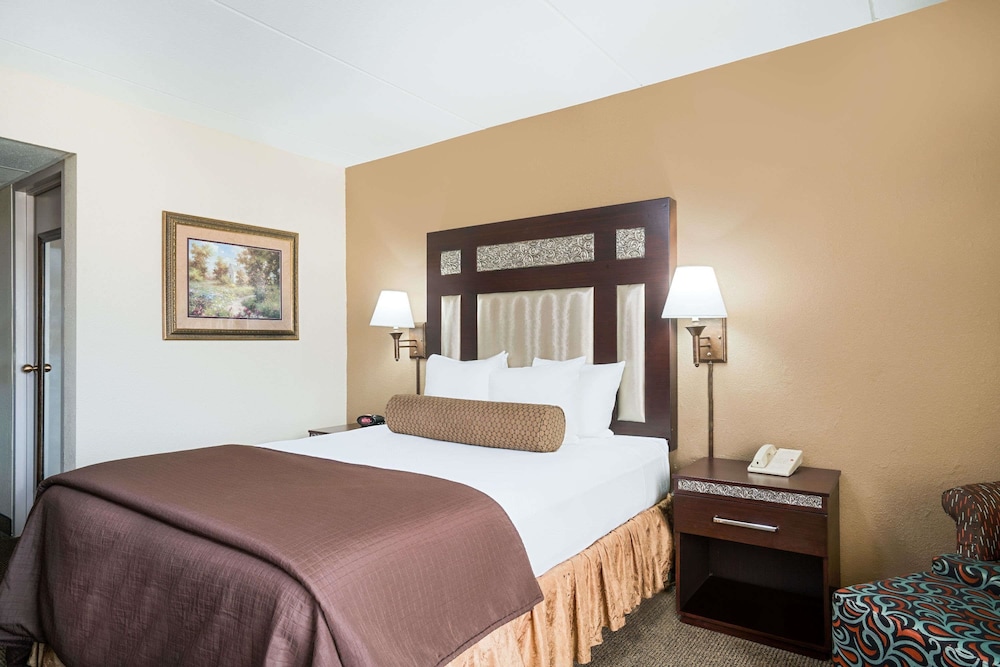 Ramada by Wyndham Plymouth Hotel and Conference Center 12/57