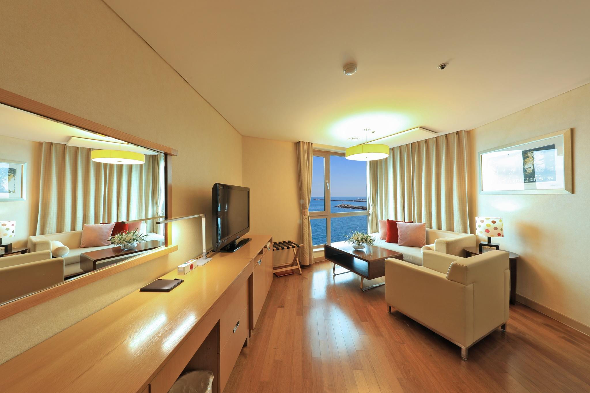 Deluxe, Twin Beds, 1 Double and 1 Single Bed, Ocean View, Ocean Suites Hotel Jeju 2/2