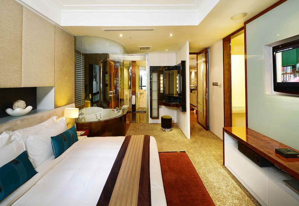 Pacific Regency Hotel Suites 33/70