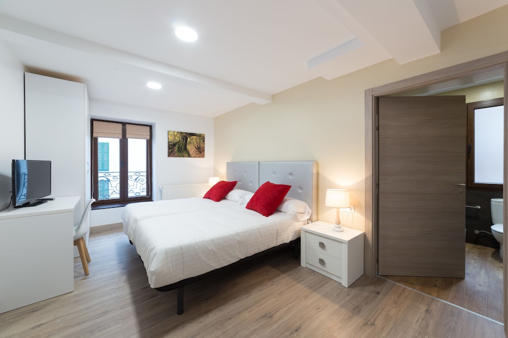 ROOM, TWIN BEDS