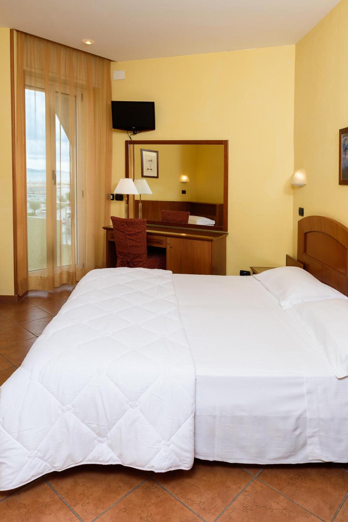 Room, Double Bed, Lateral Side Sea View, Balcony