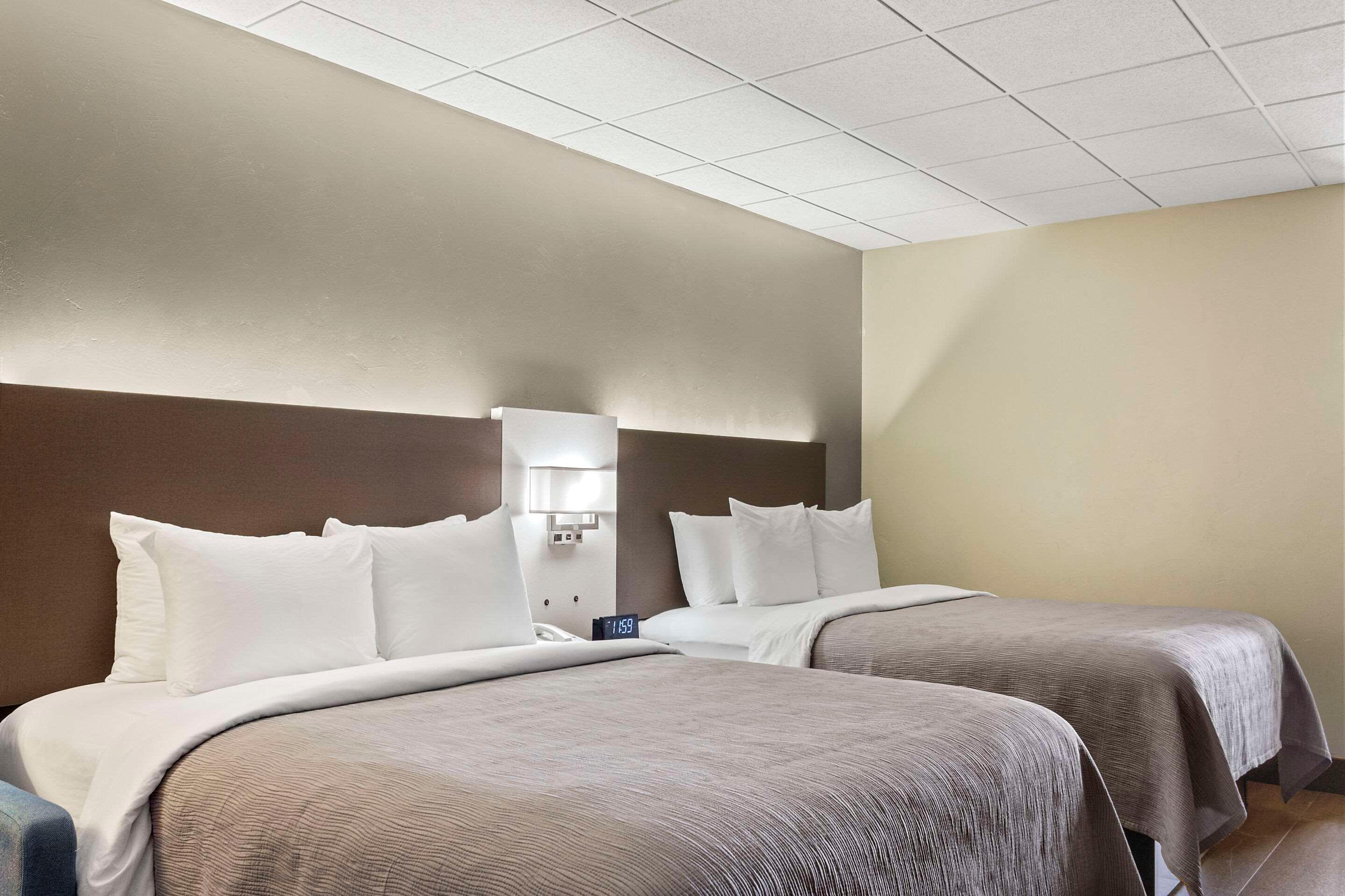 EFFICIENCY, 2 QUEEN BEDS