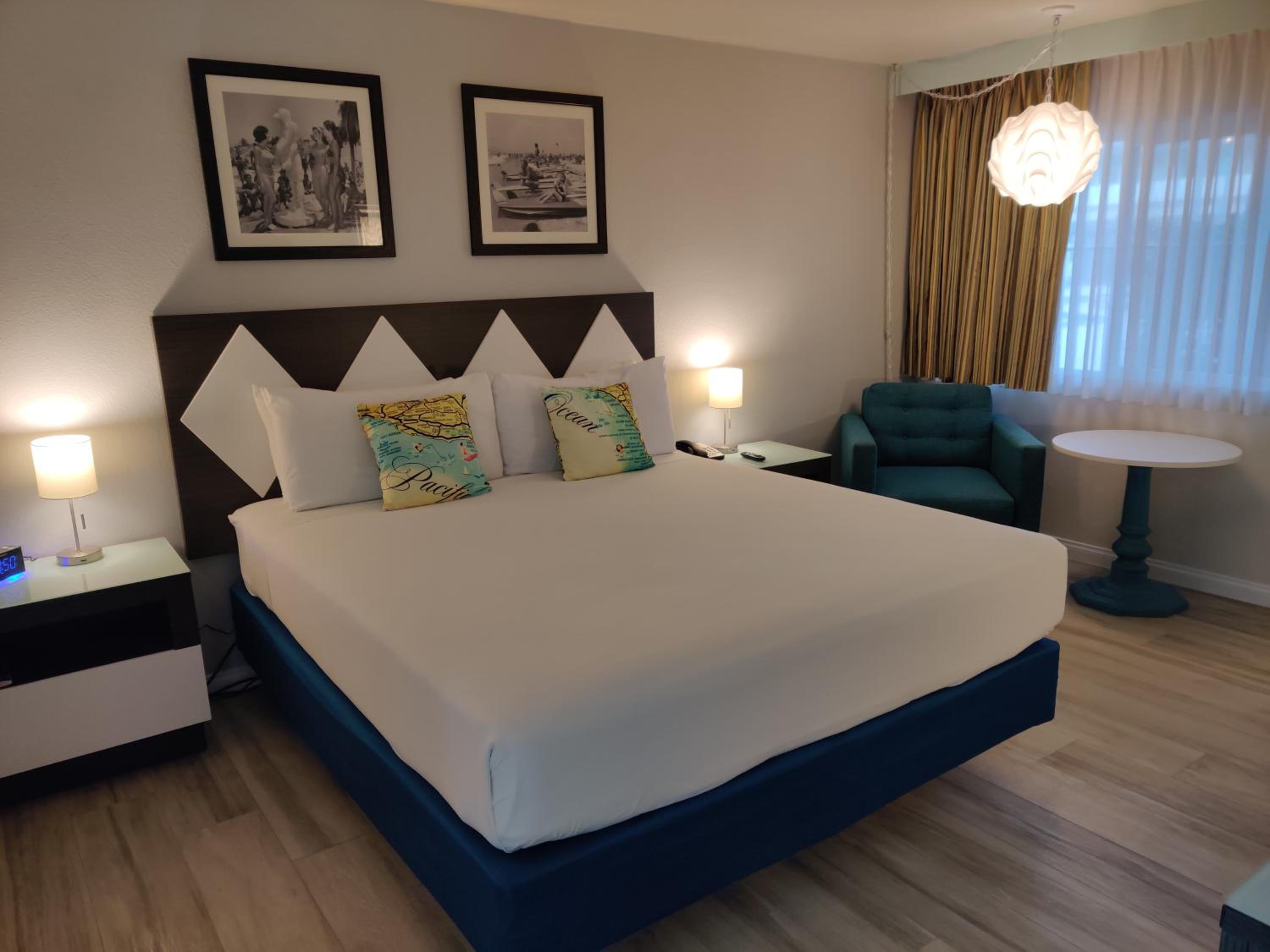 Deluxe, King Bed, Pool Side