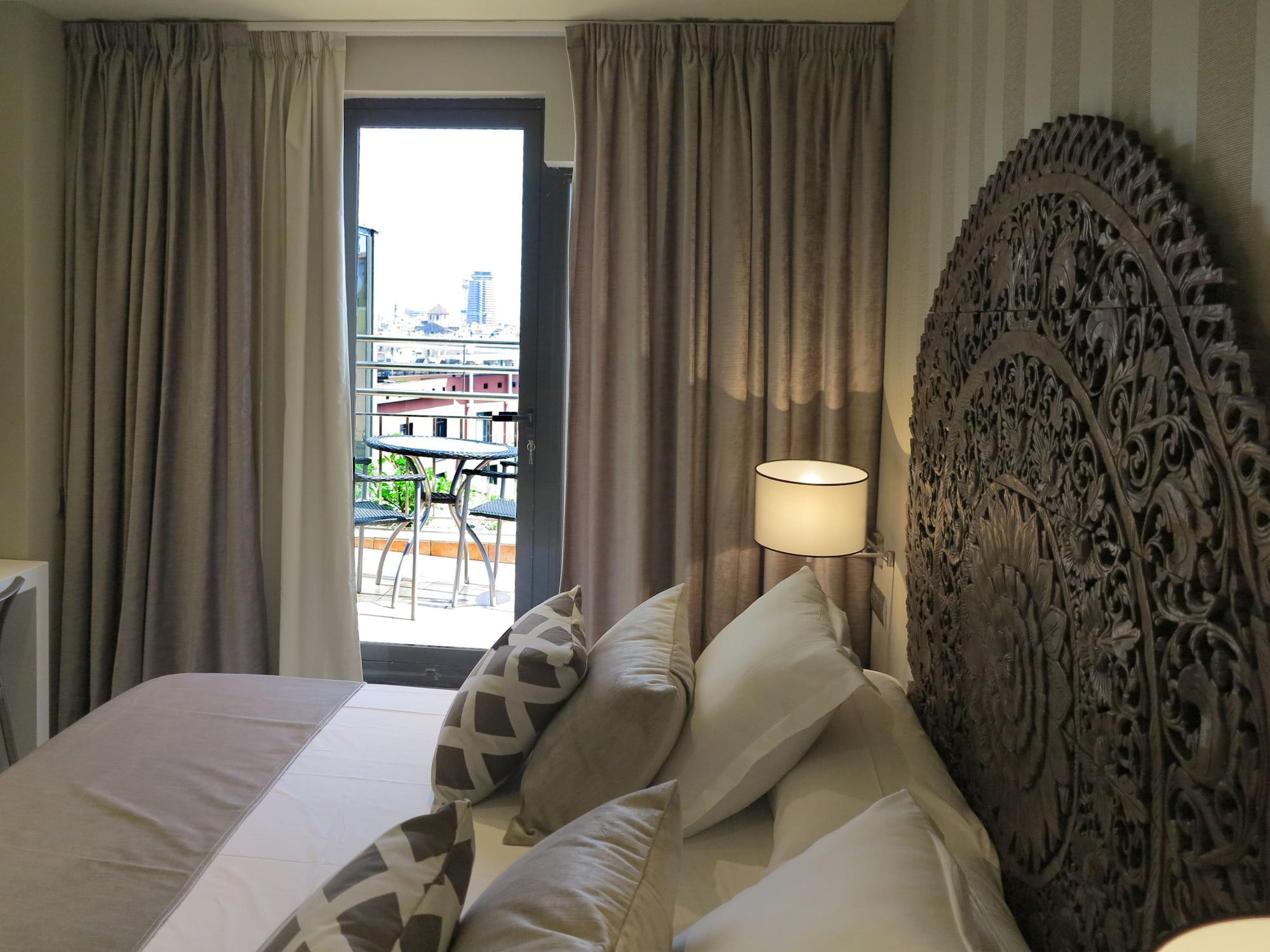 جناح بإطلالة على المدينة بشرفة، Serennia Exclusive Rooms 5/6