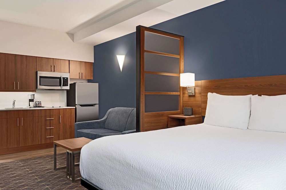 ROOM, SINGLE, QUEEN BED, SOFA, KITCHENETTE