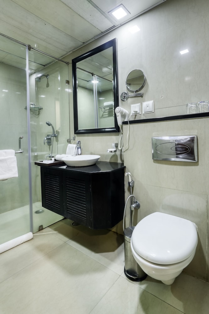 Taurus Sarovar Portico New Delhi 48/49