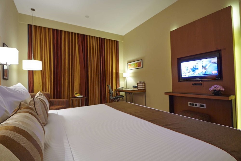 DELUXE, KING BED