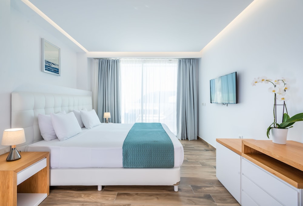 White Rock Of Kos - Adults Only 18/62