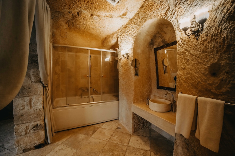 Cave, Family, Suite, Double Bed, Sofa، Dere Suites 5/5